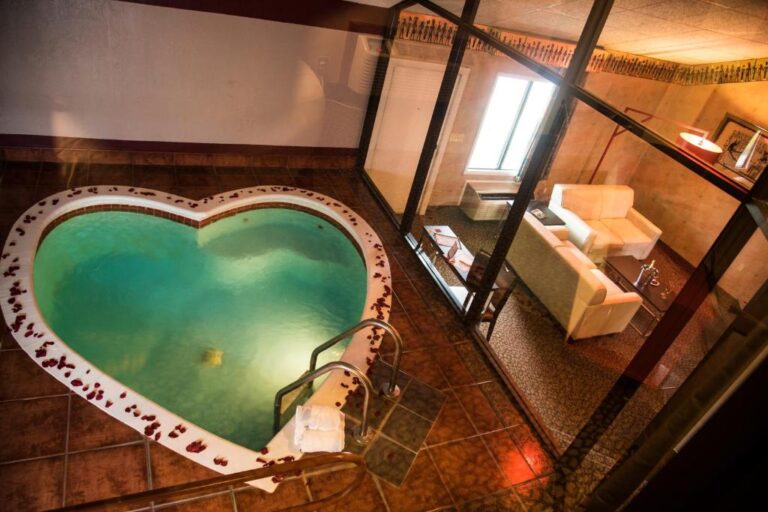 Pocono Palace Resort romantic hot tub