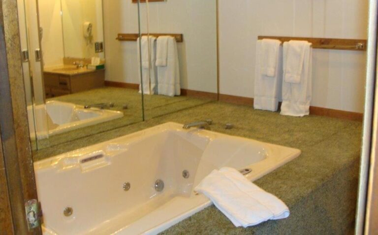 accommodation in French Lick with hot tub in room 2