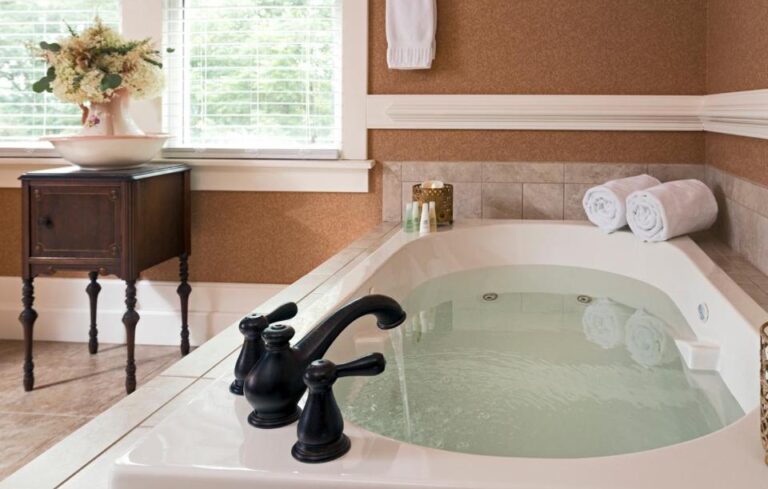 accommodation in Pennsylvania for couples with hot tub 3