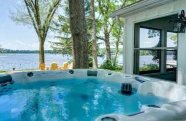 accomodations in Milwaukee and Lake Geneva with hot tubs