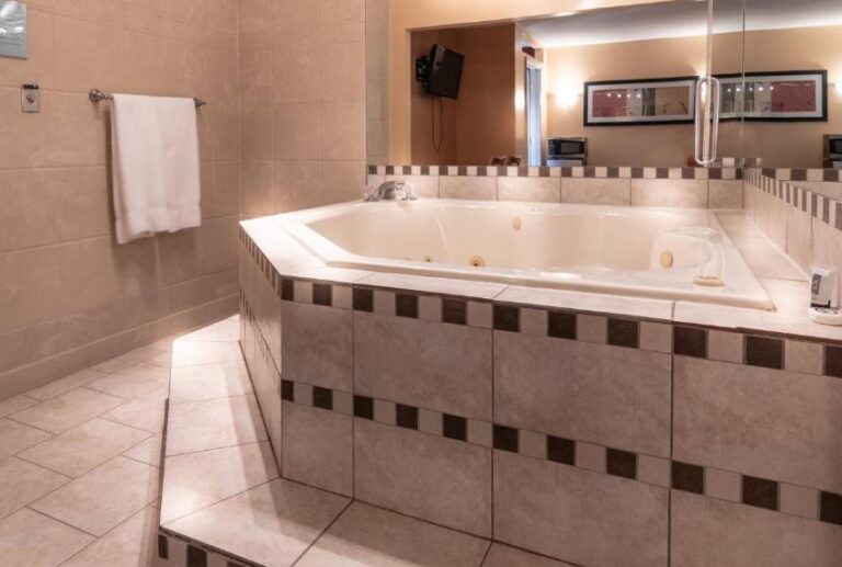 cozy hotels in Maryland with hot tub in room 3