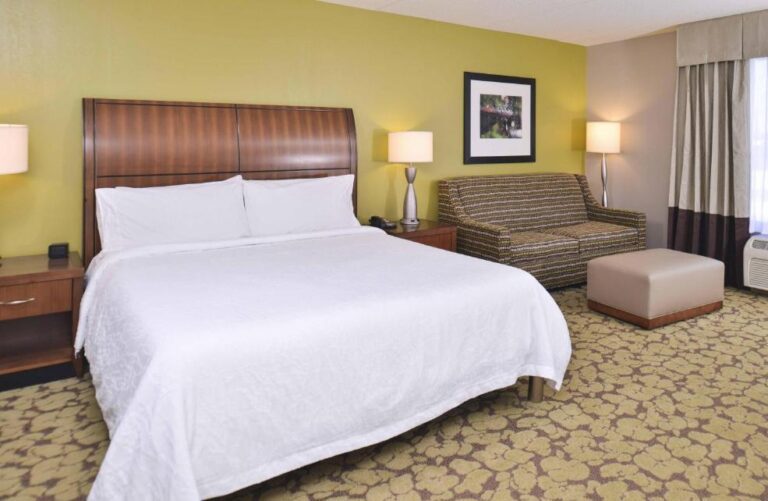 hotel for couples in Indianapolis with hot tub in room 3