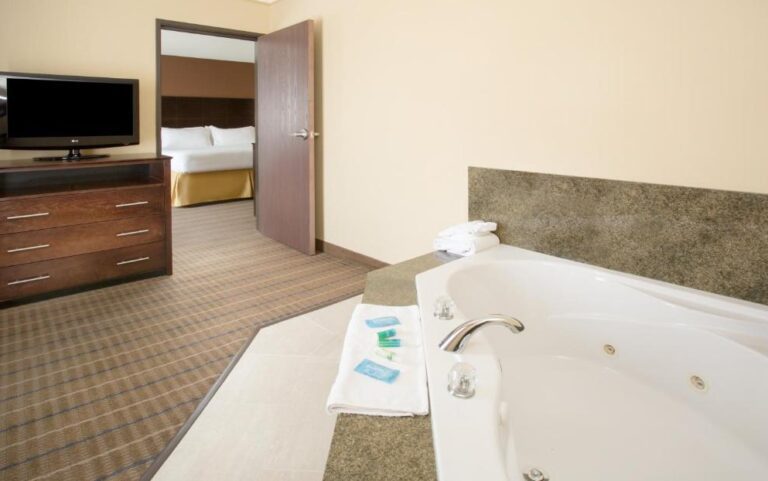 hotel for couples with hot tub in room Oklahoma 2
