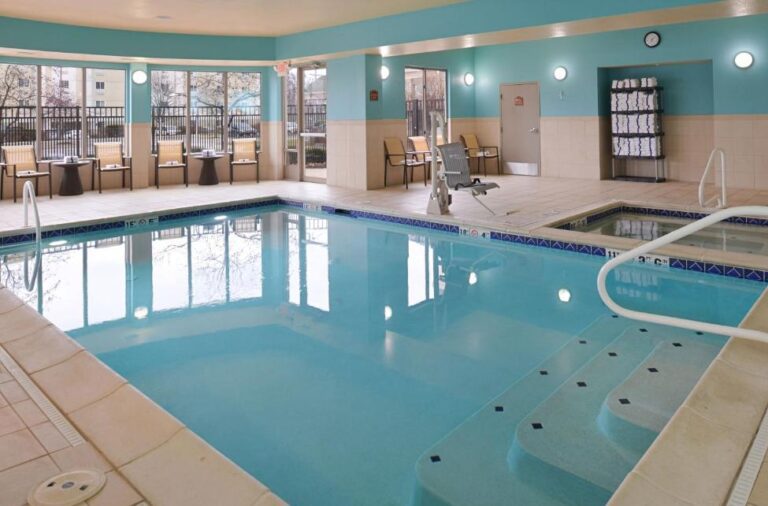 hotel in Columbus with hot tub in room for couples