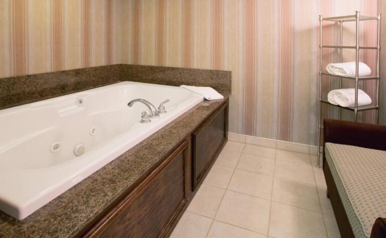hotel in Indianapolis with hot tub in room for couples 2