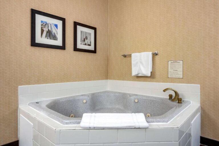 hotel in Pennyslvania for couples with hot tub 2