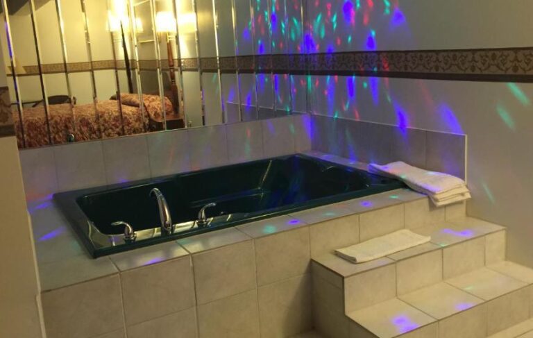 hotel in Pittsburgh with hot tub in room