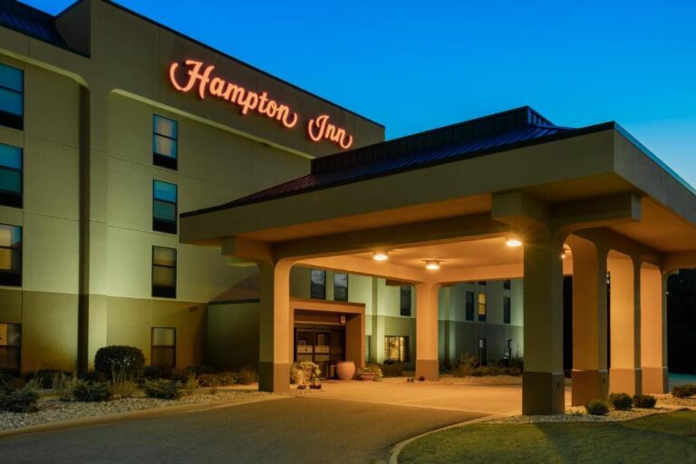 hotel in Southern Illinois with hot tub for couples 3