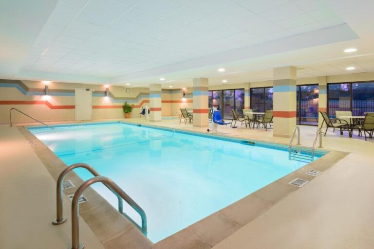 hotel in Southern Illinois with hot tub for couples