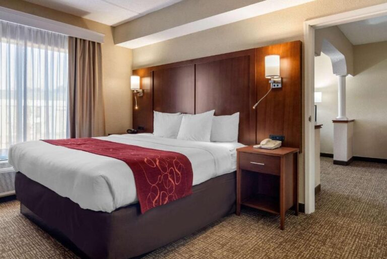 hotel with in room hot tub in Atlanta 2