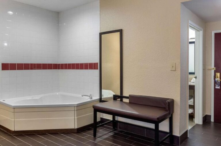 hotel with in room hot tub in Atlanta