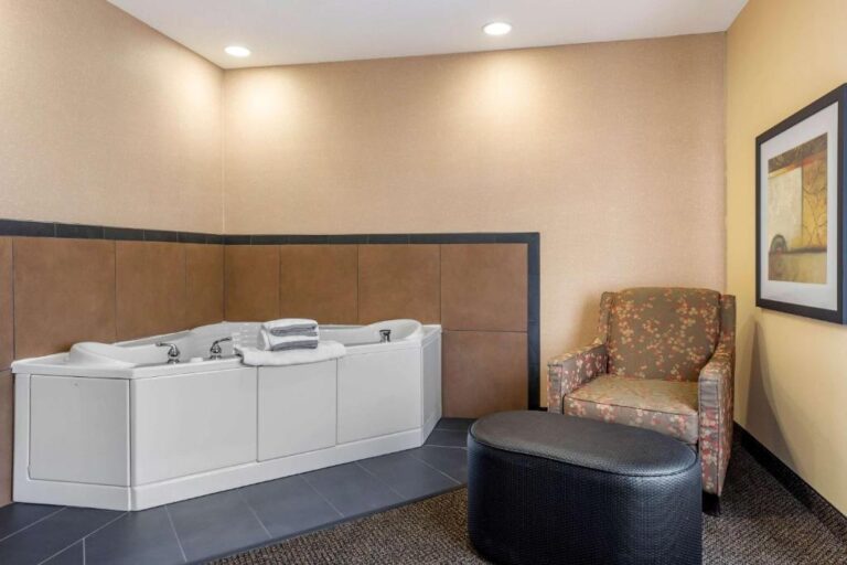 hotels for couples in Indianapolis with hot tub in room