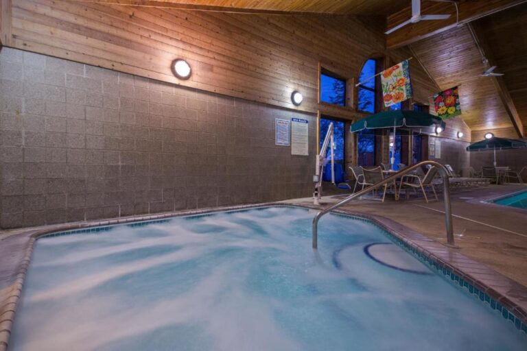 hotels for couples with hot tub in Central Illinois
