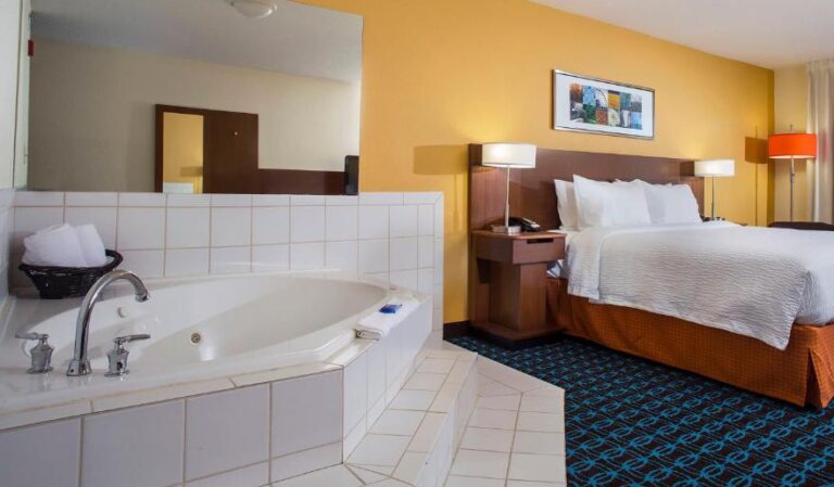 hotels for couples with hot tub in room Charlotte
