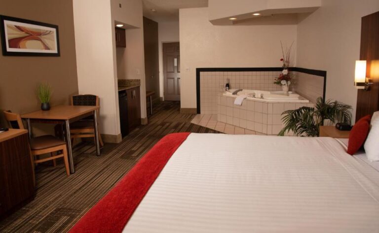 hotels for couples with hot tub in room in Central Illinois