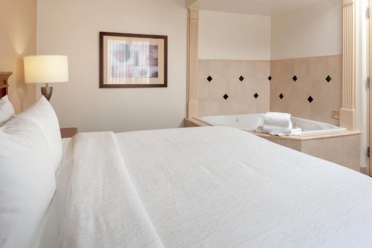 hotels in Charlotte with spa bath in room