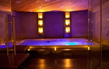 hotels in Chicago with hot tub in room 3