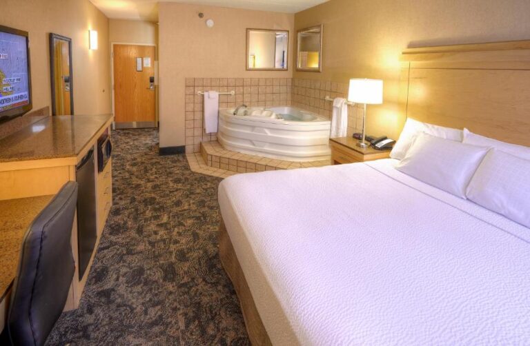 hotels in Cincinnati Ohio for couples with hot tub in room