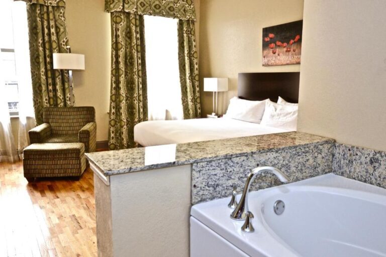 hotels in Cleveland for couples with hot tub in room 3