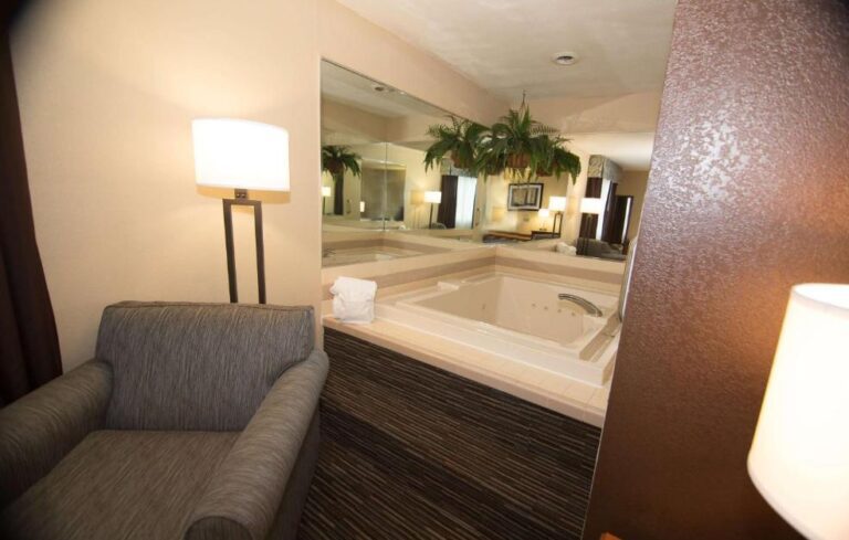 hotels in Columbus with hot tub in room 2