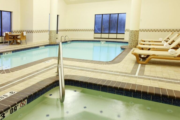 hotels in Columbus with in-room spa bath 3