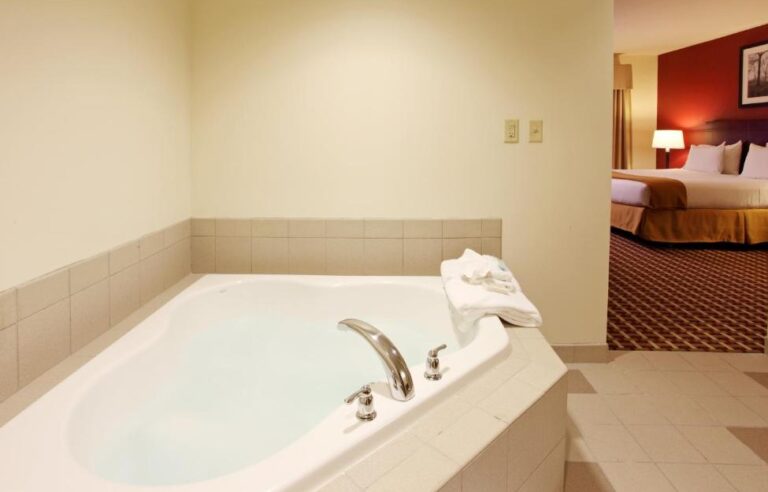 hotels in Columbus with in-room spa bath