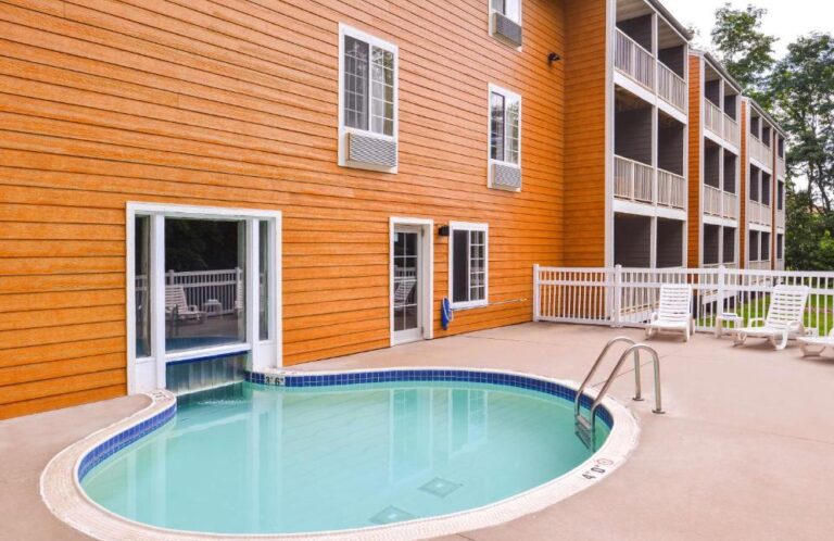 hotels in Galena with hot tub in room for couples 4