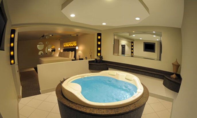 hotels in Illinois with hot tub in room for couples getaway 3