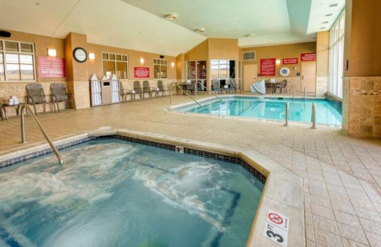 hotels in Indianapolis Indiana with hot tub in room 3