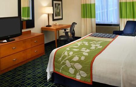 hotels in Indianapolis with hot tub in room for couples 4