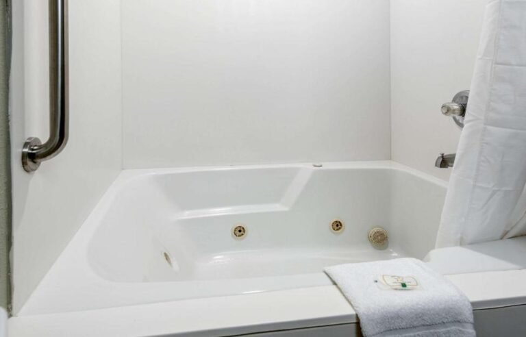 hotels in Indianapolis with spa bath in room 3