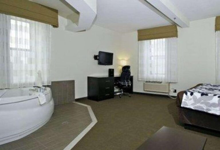 hotels in Maryland with hot tub in room