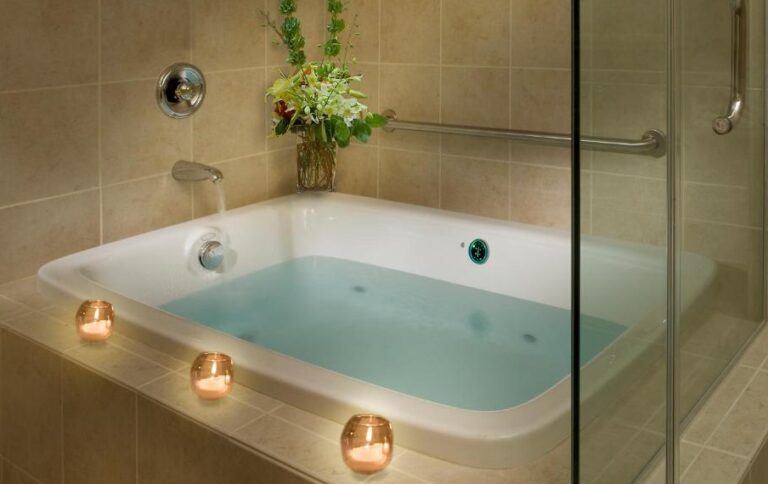 hotels in Milwaukee with hot tub in room for couples 2