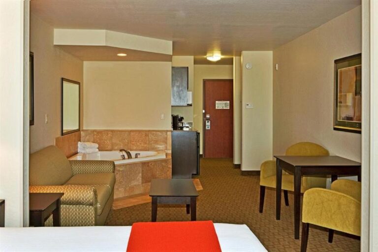 hotels in Phoenix with hot tub for couples 3