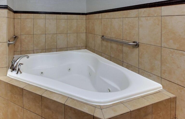 hotels in Phoenix with hot tub in room for couples 2