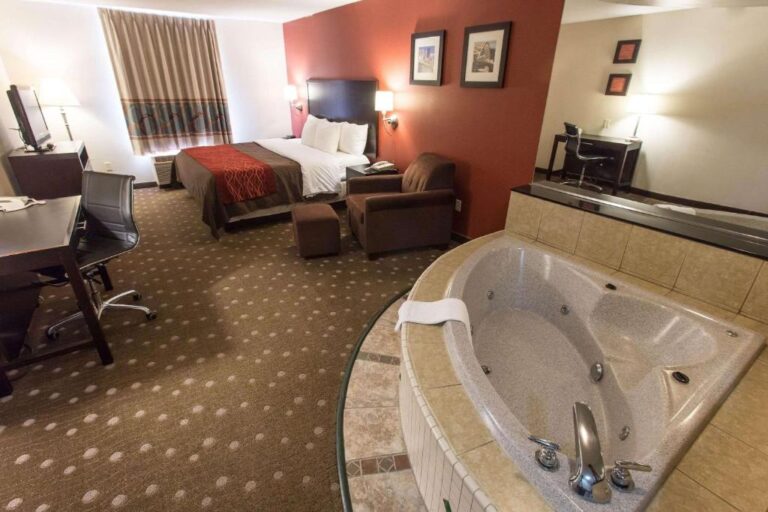 hotels in Pittsburgh with hot tub in room