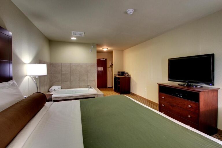 hotels in Washington for couples with hot tub 3