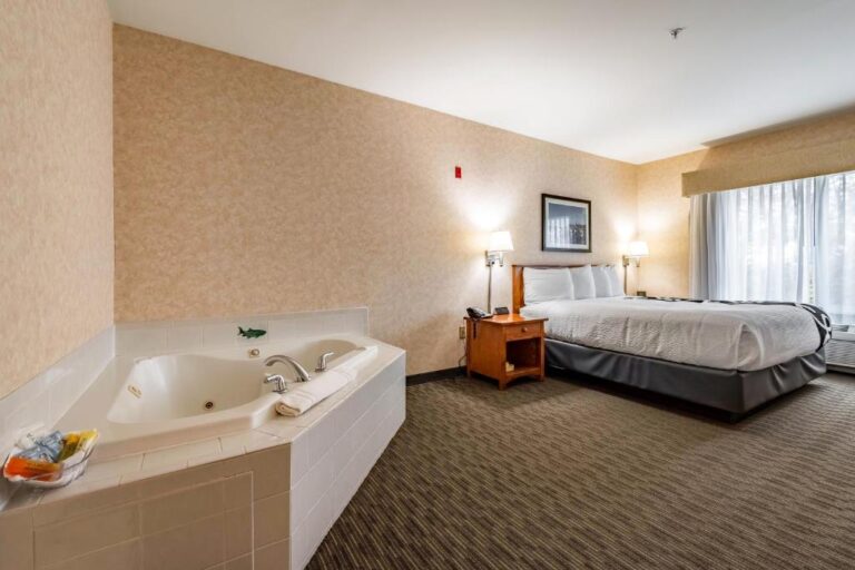 hotels in Washington with hot tub for couples
