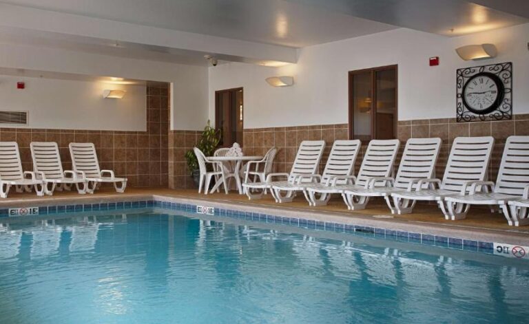 hotels in near Pittsburgh Pennsylvania with hot tub in room 3