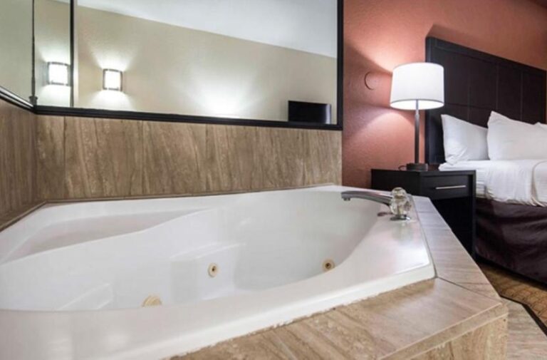 hotels near Tampa with hot tub in room 2