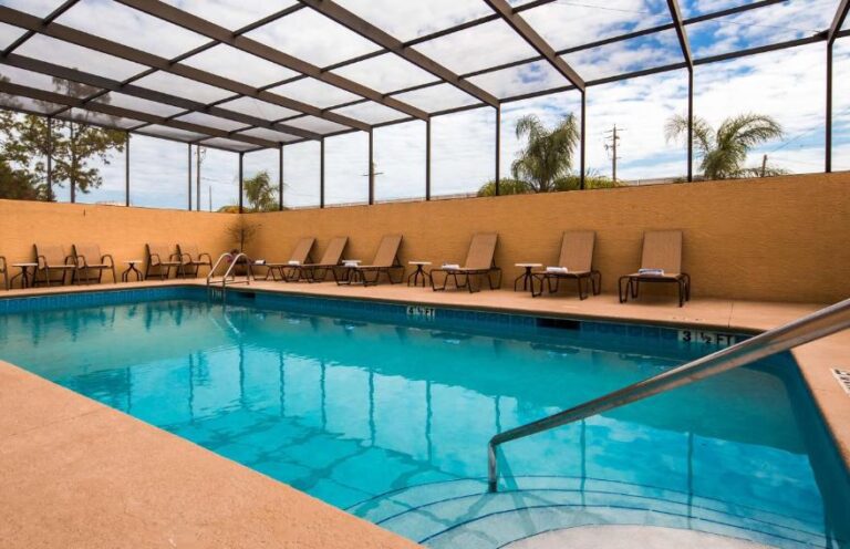 hotels near Tampa with hot tub in room 4