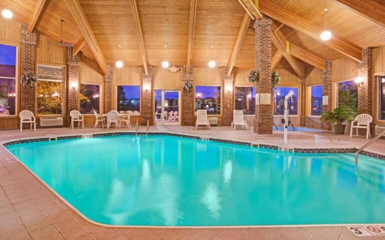 hotels with hot tub in room for couples