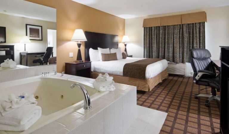 hotels with hot tub in room in Illinois