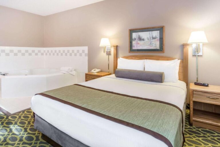 hotels with hot tub in rooms in Madison