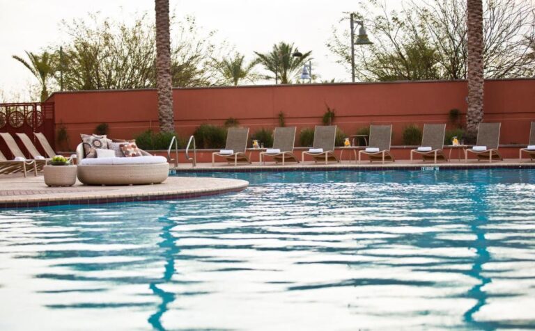 hotels with hot tubs in Phoenix for couples 2