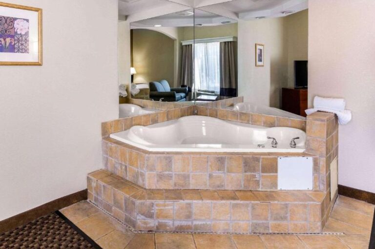 hotels with in room hot tub in Maryland