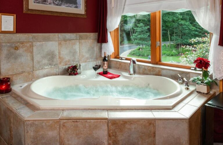 luxurious hotels in Madison and Wisconsin Dells with hot tub in room 2