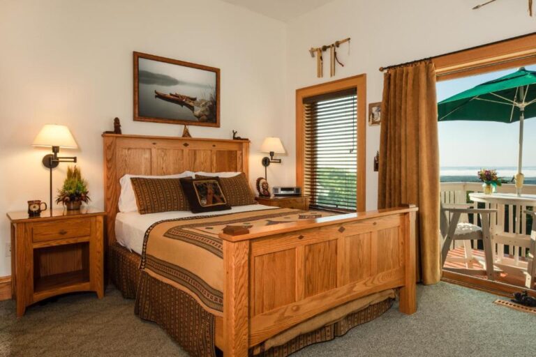 luxurious hotels in Madison and Wisconsin Dells with hot tub in room 3