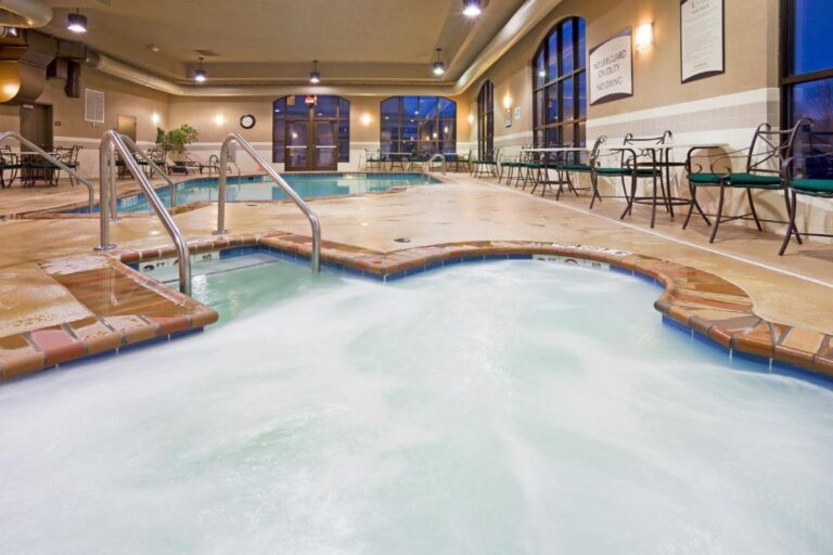 milwaukee hotel with indoor pool and hot tub