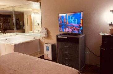 motels in Illinois with hot tub in room 2